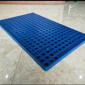 Pallet nhựa xanh - lót sàn - mặt lưới  Kích thước 600x1000x35mm  Nhựa HDPE tái sinh Tải trọng 5000kg Pallet nhựa xanh lót sàn kho lạnh là sản phẩm chuyên dụng được thiết kế để đáp ứng nhu cầu bảo quản hàng hóa trong môi trường kho lạnh khắc nghiệt. Với những ưu điểm vượt trội, pallet nhựa xanh ngày càng được ưa chuộng và sử dụng rộng rãi. Kích thước: Dài: 600mm Rộng: 1000mm Cao: 35mm Chất liệu: Nhựa HDPE nguyên sinh 100%, an toàn cho thực phẩm và không ảnh hưởng đến chất lượng hàng hóa. Tính năng nổi bật: Chống thấm nước: Nhờ cấu trúc đặc biệt, pallet nhựa xanh hoàn toàn không thấm nước, đảm bảo hàng hóa được bảo quản khô ráo trong môi trường kho lạnh ẩm ướt. Chịu nhiệt độ thấp: Pallet nhựa xanh có thể chịu được nhiệt độ thấp xuống đến -40 độ C, phù hợp với môi trường kho lạnh sâu. Tải trọng cao: Pallet có khả năng chịu tải trọng tĩnh lên đến 5000kg, đáp ứng nhu cầu lưu trữ hàng hóa nặng. Độ bền bỉ: Chống va đập tốt, chịu được mọi điều kiện thời tiết khắc nghiệt, tuổi thọ sử dụng lâu dài. Dễ dàng vệ sinh: Bề mặt pallet nhẵn mịn, dễ dàng vệ sinh, lau chùi, đảm bảo vệ sinh an toàn cho hàng hóa. Thân thiện môi trường: Pallet nhựa xanh có thể tái sử dụng nhiều lần, góp phần bảo vệ môi trường. Ứng dụng: Lót sàn kho lạnh để bảo quản thực phẩm, rau quả, thuốc, thủy hải sản,... Sử dụng trong các nhà máy chế biến thực phẩm, kho hàng, siêu thị,... Lợi ích khi sử dụng pallet nhựa xanh lót sàn kho lạnh: Bảo quản hàng hóa tươi ngon, hạn chế hư hỏng. Tăng hiệu quả sử dụng diện tích kho lạnh. Giảm chi phí vận chuyển và xếp dỡ hàng hóa. Đảm bảo vệ sinh an toàn thực phẩm. Góp phần bảo vệ môi trường. Pallet nhựa xanh mặt lưới lót sàn 600x1000x35mm mới