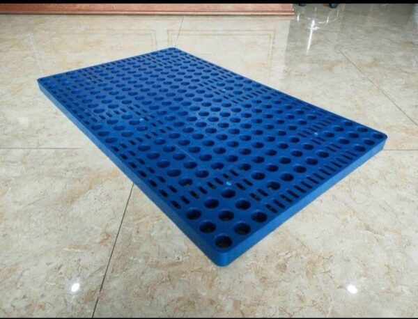 Pallet nhựa xanh - lót sàn - mặt lưới  Kích thước 600x1000x35mm  Nhựa HDPE tái sinh Tải trọng 5000kg Pallet nhựa xanh lót sàn kho lạnh là sản phẩm chuyên dụng được thiết kế để đáp ứng nhu cầu bảo quản hàng hóa trong môi trường kho lạnh khắc nghiệt. Với những ưu điểm vượt trội, pallet nhựa xanh ngày càng được ưa chuộng và sử dụng rộng rãi. Kích thước: Dài: 600mm Rộng: 1000mm Cao: 35mm Chất liệu: Nhựa HDPE nguyên sinh 100%, an toàn cho thực phẩm và không ảnh hưởng đến chất lượng hàng hóa. Tính năng nổi bật: Chống thấm nước: Nhờ cấu trúc đặc biệt, pallet nhựa xanh hoàn toàn không thấm nước, đảm bảo hàng hóa được bảo quản khô ráo trong môi trường kho lạnh ẩm ướt. Chịu nhiệt độ thấp: Pallet nhựa xanh có thể chịu được nhiệt độ thấp xuống đến -40 độ C, phù hợp với môi trường kho lạnh sâu. Tải trọng cao: Pallet có khả năng chịu tải trọng tĩnh lên đến 5000kg, đáp ứng nhu cầu lưu trữ hàng hóa nặng. Độ bền bỉ: Chống va đập tốt, chịu được mọi điều kiện thời tiết khắc nghiệt, tuổi thọ sử dụng lâu dài. Dễ dàng vệ sinh: Bề mặt pallet nhẵn mịn, dễ dàng vệ sinh, lau chùi, đảm bảo vệ sinh an toàn cho hàng hóa. Thân thiện môi trường: Pallet nhựa xanh có thể tái sử dụng nhiều lần, góp phần bảo vệ môi trường. Ứng dụng: Lót sàn kho lạnh để bảo quản thực phẩm, rau quả, thuốc, thủy hải sản,... Sử dụng trong các nhà máy chế biến thực phẩm, kho hàng, siêu thị,... Lợi ích khi sử dụng pallet nhựa xanh lót sàn kho lạnh: Bảo quản hàng hóa tươi ngon, hạn chế hư hỏng. Tăng hiệu quả sử dụng diện tích kho lạnh. Giảm chi phí vận chuyển và xếp dỡ hàng hóa. Đảm bảo vệ sinh an toàn thực phẩm. Góp phần bảo vệ môi trường. Pallet nhựa xanh mặt lưới lót sàn 600x1000x35mm mới