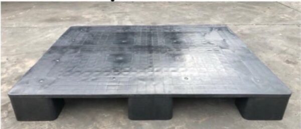 pallet-nhua-den-1